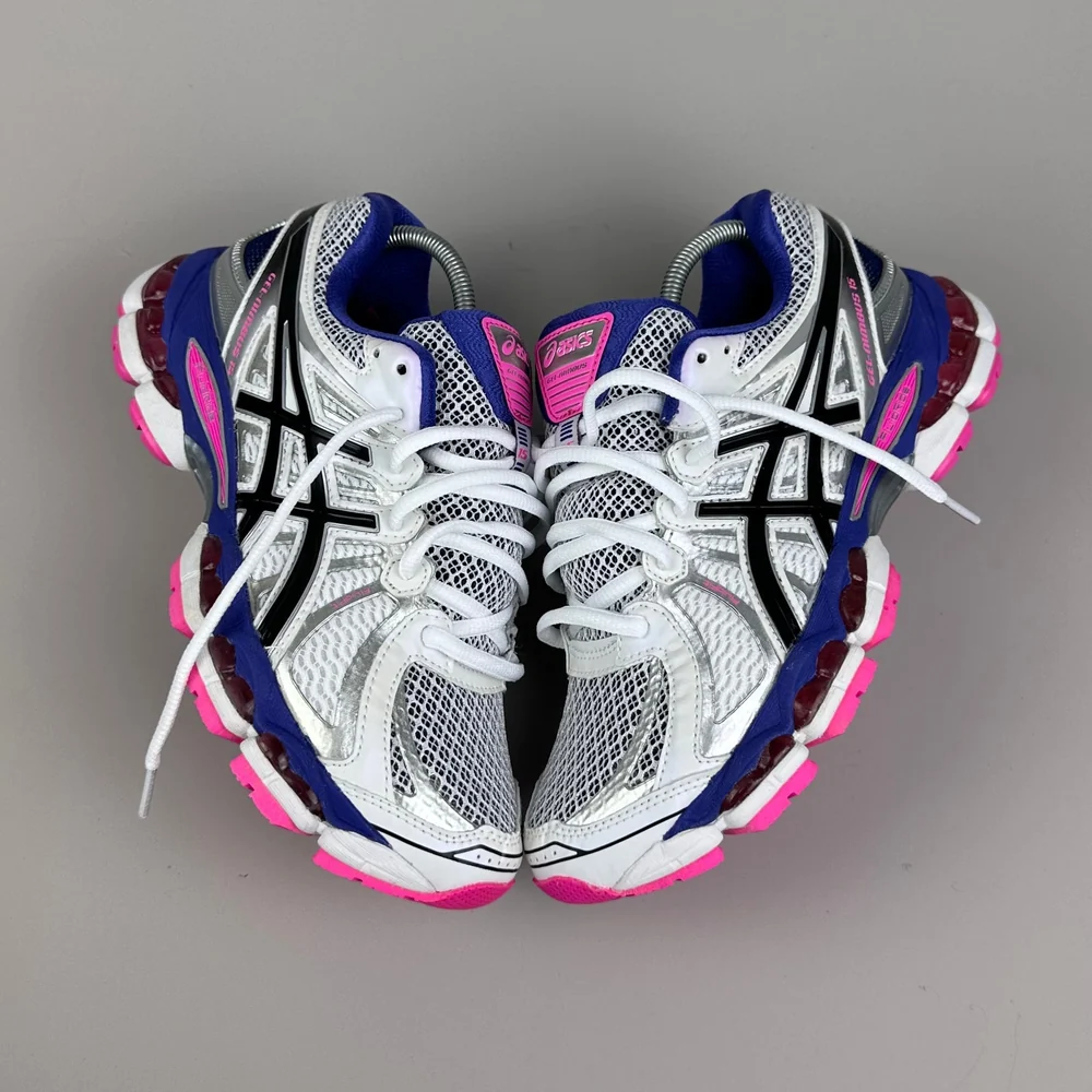 GEL Nimbus 16 — Blanc / Indigo / Rose fluo