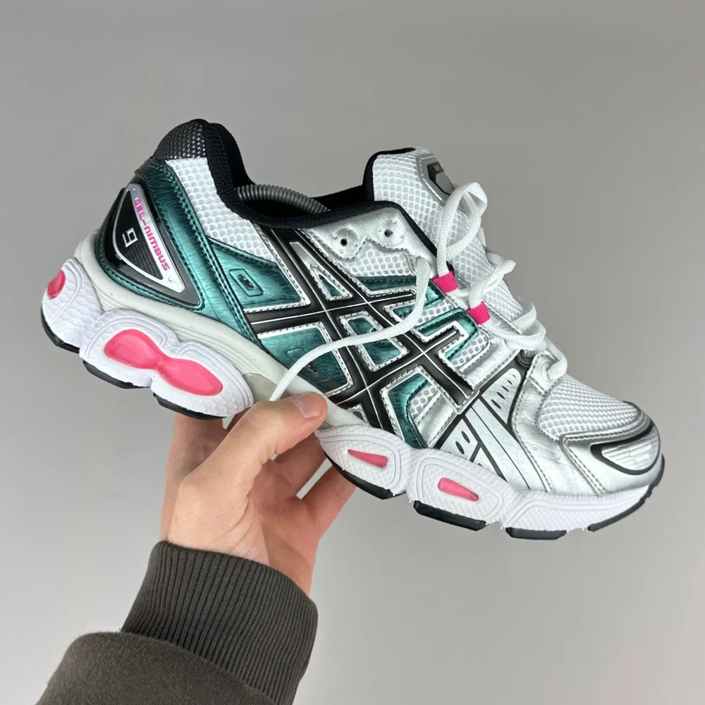 GEL Nimbus 16 — Blanc / Turquoise / Rose fluo