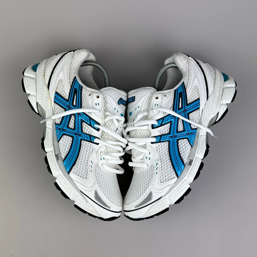 GEL Nimbus 16 — Crème / Cyan / Noir