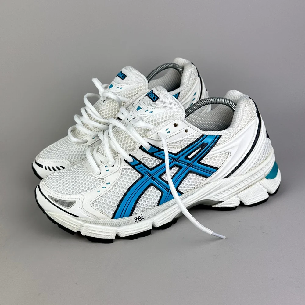 GEL Nimbus 16 — Crème / Cyan / Noir