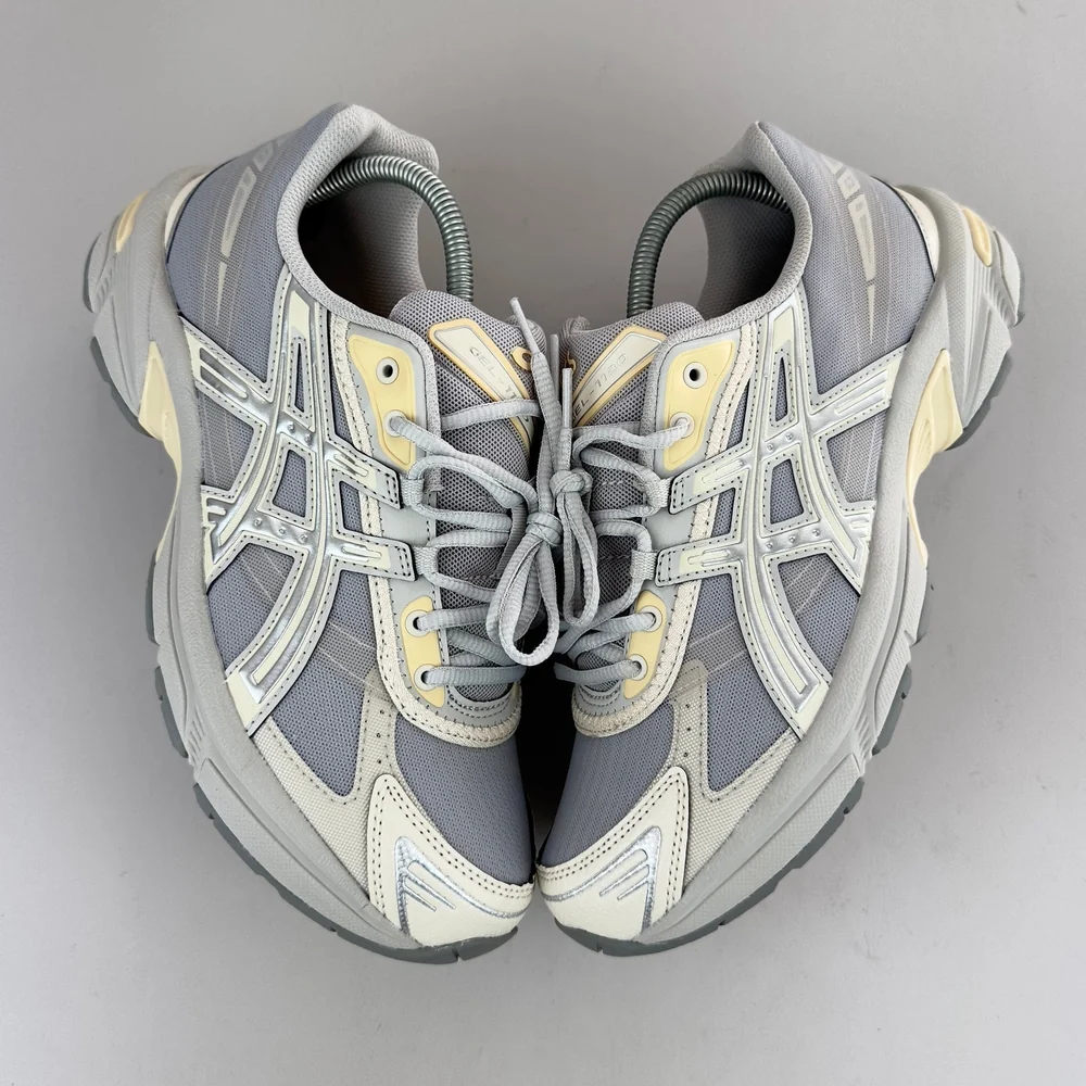 GEL Nimbus 16 — Gris clair / Crème