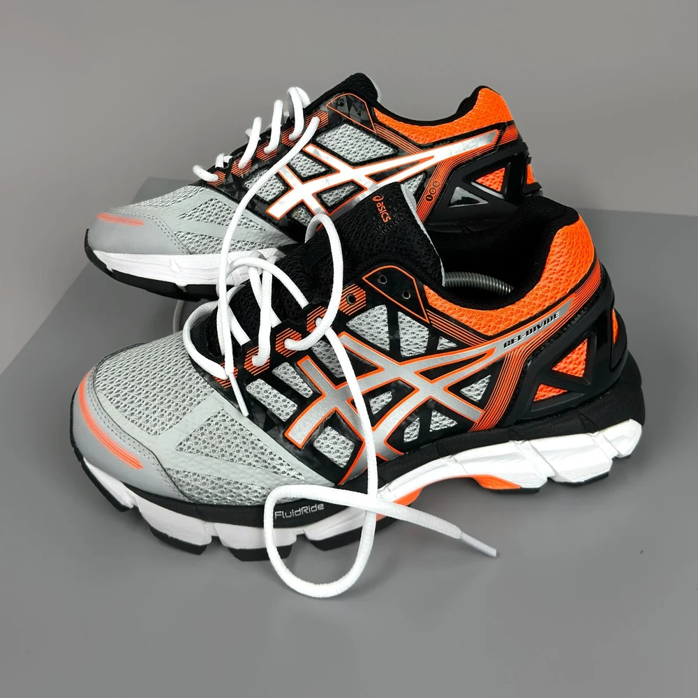 GEL Nimbus 16 — Gris clair / Orange